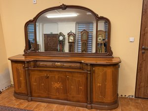 Reprezentativní intarzovaný příborník s velkým zrcadlem