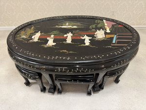Kulatý čajový stolek s malbou dvorní scény