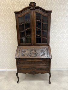 Sekretář s prosklenou nástavbou