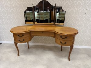 Kosmetický stolek s trojdílným zrcadlem