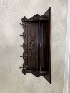 Závěsný dřevěný věšák