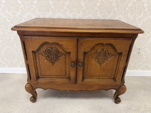 Skříňka s vyřezávanými dvířky