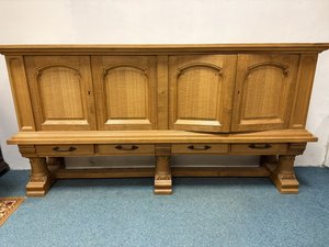 Komoda s řezbovanými sloupky