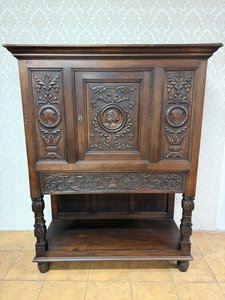 Komoda s erbovními motivy