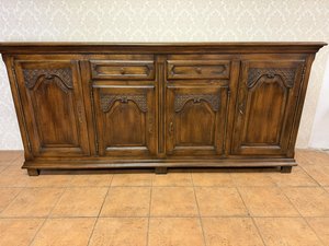 Komoda s geometrickým řezbováním