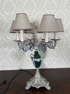 Lampa ve stříbřitě patinovaném bronzu