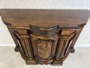 Komoda s obloukovým čelem