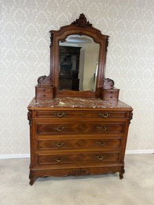 Komoda se zrcadlem a mramorovou deskou