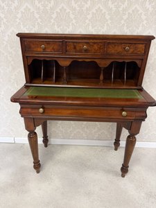 Psací stolek s vysunovací psací plochou