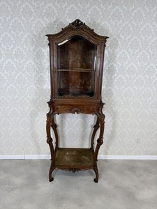 Vitrína s řezbovanými detaily