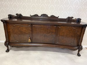 Komoda s řezbovanými ornamenty