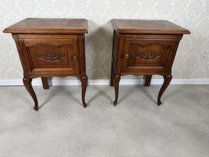 Noční stolek s vyřezávanými dvířky, cena za ks