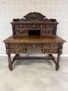Řezbovaný psací stůl s nástavcem