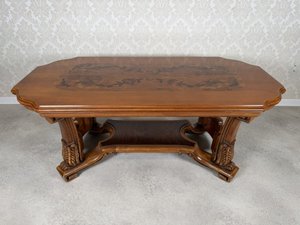 Luxusní vyřezávaný konferenční stolek