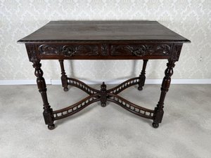 Řezbovaný psací stolek