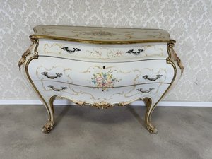 Italská malovaná komoda s florálním dekorem