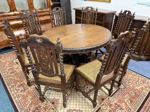 Jídelní sestava s osmi vyřezávanými židlemi