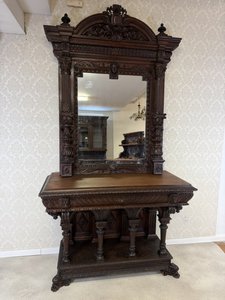 Reprezentativní konzole se zrcadlem