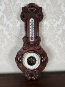 Řezbovaný nástěnný barometr