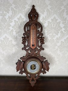 Řezbovaný nástěnný barometr s teploměrem