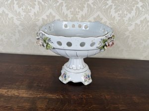 Porcelánová mísa na noze