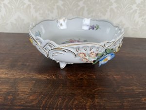 Porcelánová mísa na nožkách