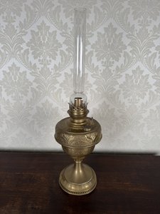 Petrolejová lampa s reliéfním zdobením