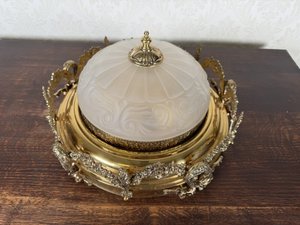 Stropní svítidlo z mosazi se skleněným stínidlem