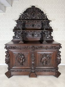 Monumentální řezbovaný příborník s nástavcem