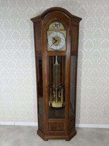 Stojací hodiny s prosklenými dvířky a bočnicemi