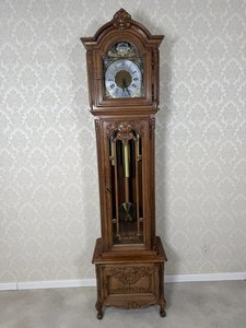 Stojací hodiny s vyřezávanou skříní