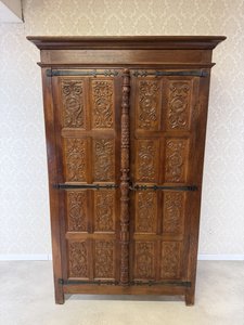 Reprezentativní skříň s řezanými reliéfy