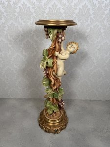 Dřevěný podstavec s figurou putti, vinnou révou