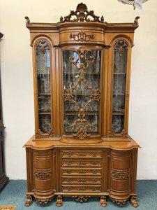 Italská vitrína s bohatou řezbou