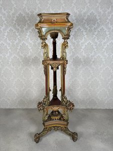 Bohatě řezbovaný dřevěný podstavec