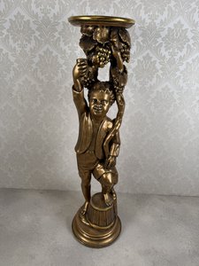 Dřevěný podstavec s postavou chlapce a motivem vinné révy