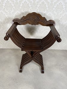 Skládací dřevěné křesílko s vyřezávaným opěradlem, cena za ks