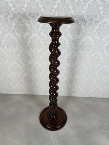 Dřevěný sloup se spirálovým sloupkem