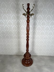 Dřevěný stojanový věšák