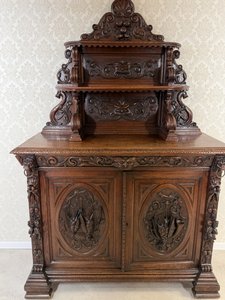 Řezbovaný příborník s nástavcem