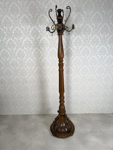 Dřevěný stojanový věšák s řezbovanou základnou