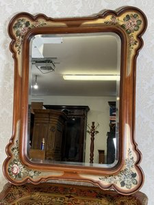 Nástěnné zrcadlo s malovaným květinovým dekorem