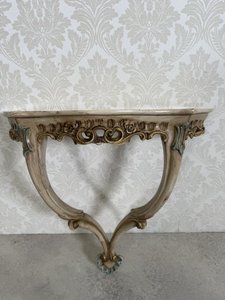 Konzolový stoleček s řezbovaným dekorem