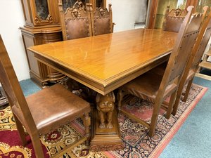 Jídelní stůl s řezbovanou podnoží sfing a 6 židlemi