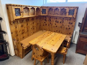 Rohová jídelní lavice se stolem a židlemi