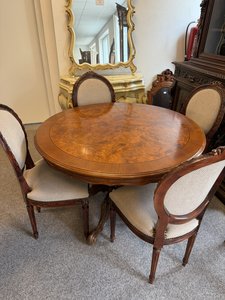 Jídelní stůl se čtyřmi židlemi