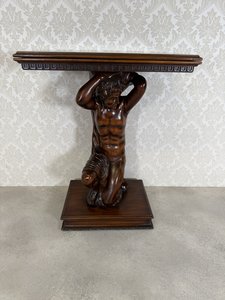 Řezbovaný konzolový stolek s figurální podnoží