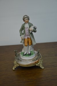 Porcelánová figurka mladíka v barokním oděvu s ovečkou