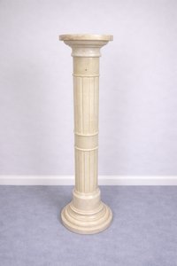 Mramorový sloup s napájením na elektrickou energii