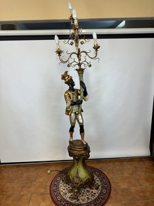 Dřevořezba světlonoše – mouřenína